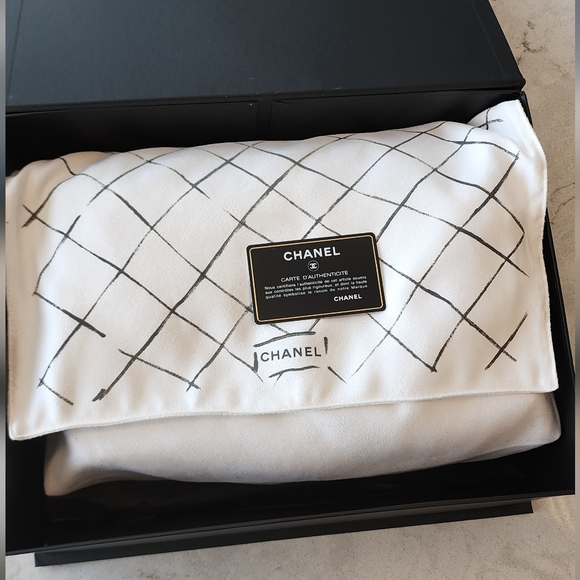 Large Lambskin Chanel Classic double flapbag - Picture 2 of 5